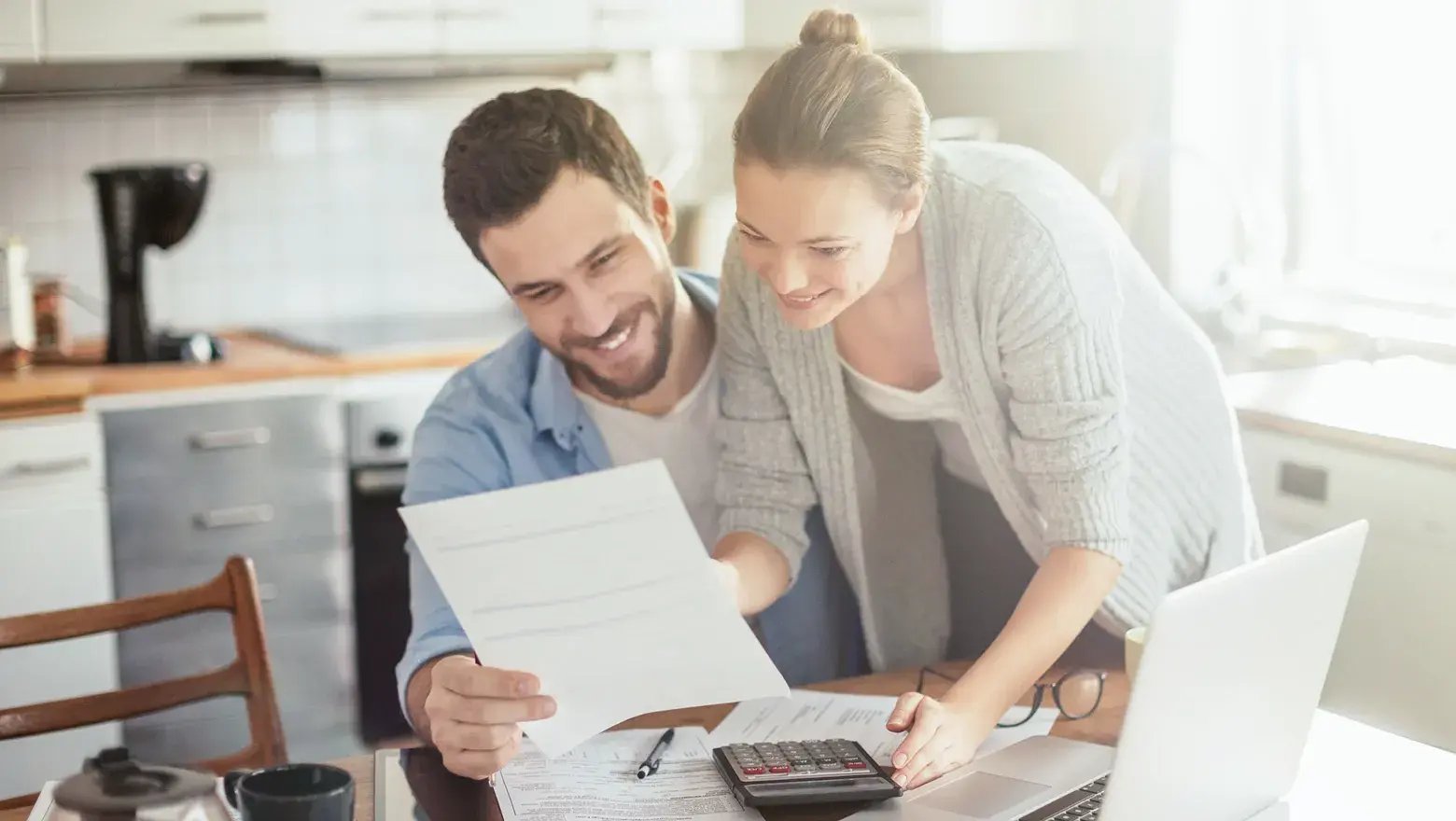 paar-nutzt-hypothekenrechner-um-hypothek-zu-berechnen
